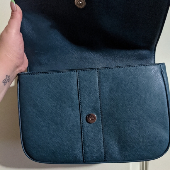 Guess purse - Picture 3 of 4